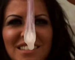 Taryn drink cum från kondom