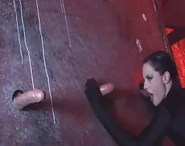 Aliz deepthroats tre stora kukar i gloryhole
