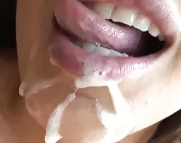 Super heta daisy marie får facefucked cum i munnen!