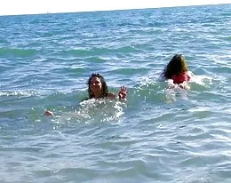 Charlotte et nathalie a la plage